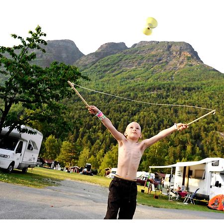 Mikkelparken Ferietun Hotel Kinsarvik Kültér fotó