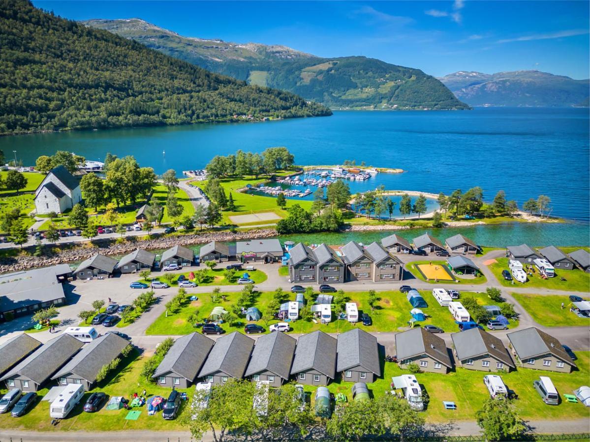 Mikkelparken Ferietun Hotel Kinsarvik Kültér fotó