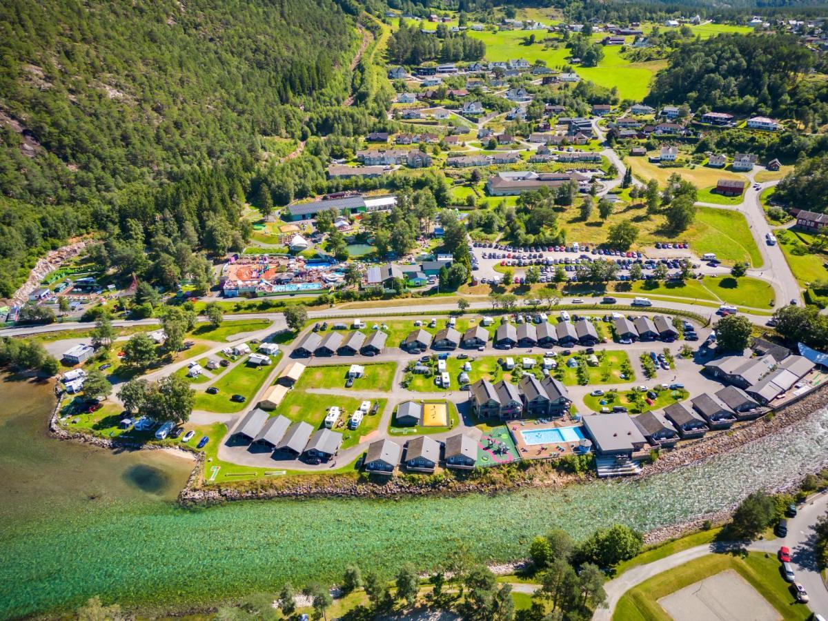 Mikkelparken Ferietun Hotel Kinsarvik Kültér fotó