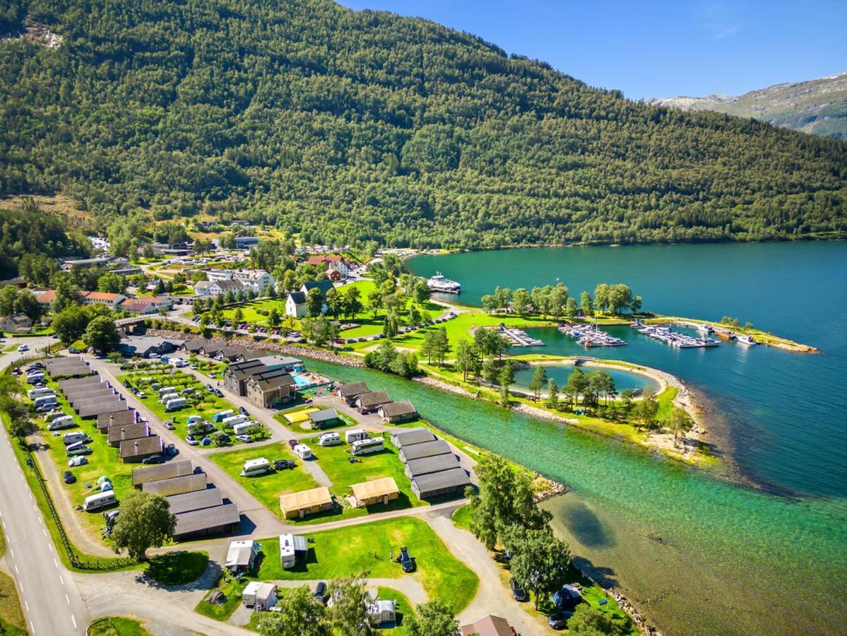 Mikkelparken Ferietun Hotel Kinsarvik Kültér fotó